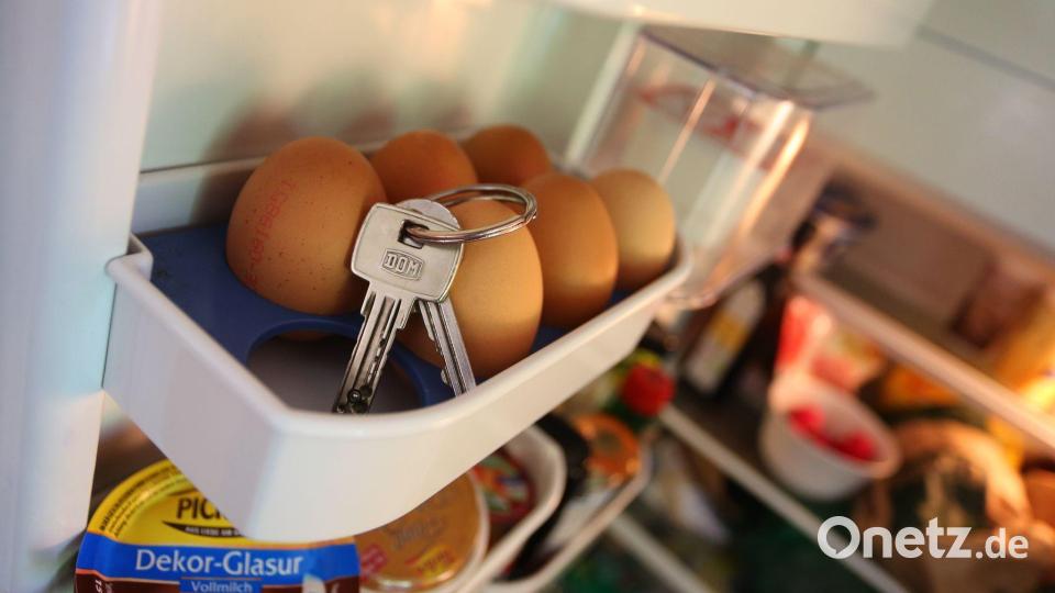 Menschen mit Alzheimer oder einer anderen Demenz legen Gegenstände oft an ungewöhnliche Stellen - weil sie vergessen, wofür sie gut sind. (Illustration) Bild: Karl-Josef Hildenbrand/dpa/dpa-tmn