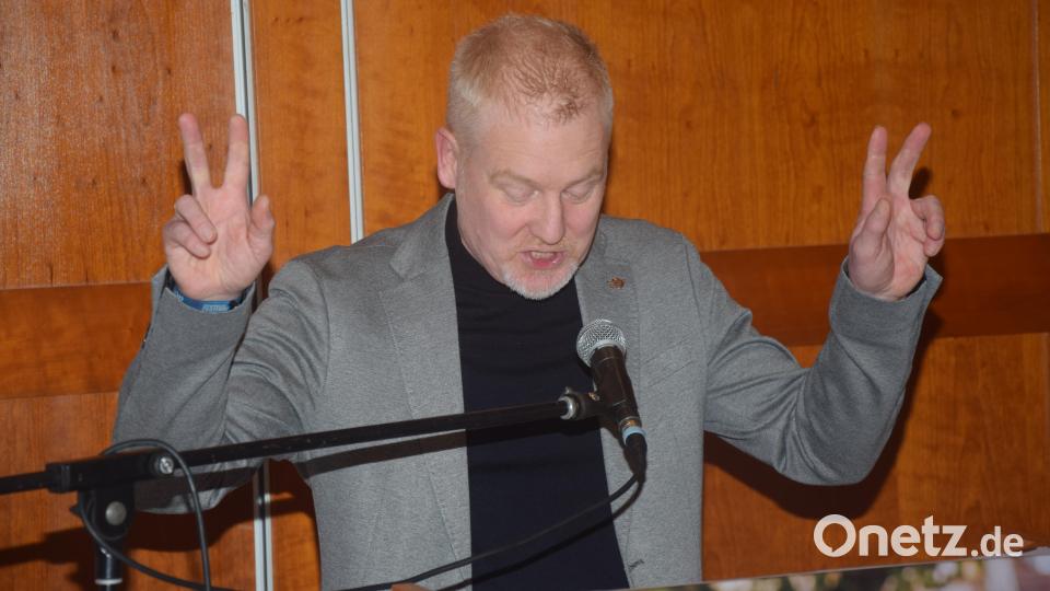 Fraktionssprecher Roland Richter knöpfte sich die Kandidaten und Listen der Mitbewerber vor. Bild: fz