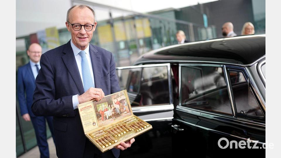 Kanzler und CDU-Chef Friedrich Merz inspiziert vor dem CDU-Parteitag in Stuttgart eine Limousine, wie sie der erste Kanzler Konrad Adenauer (CDU) zuletzt als Dienstkarosse genutzt hatte. Bild: Kay Nietfeld/dpa