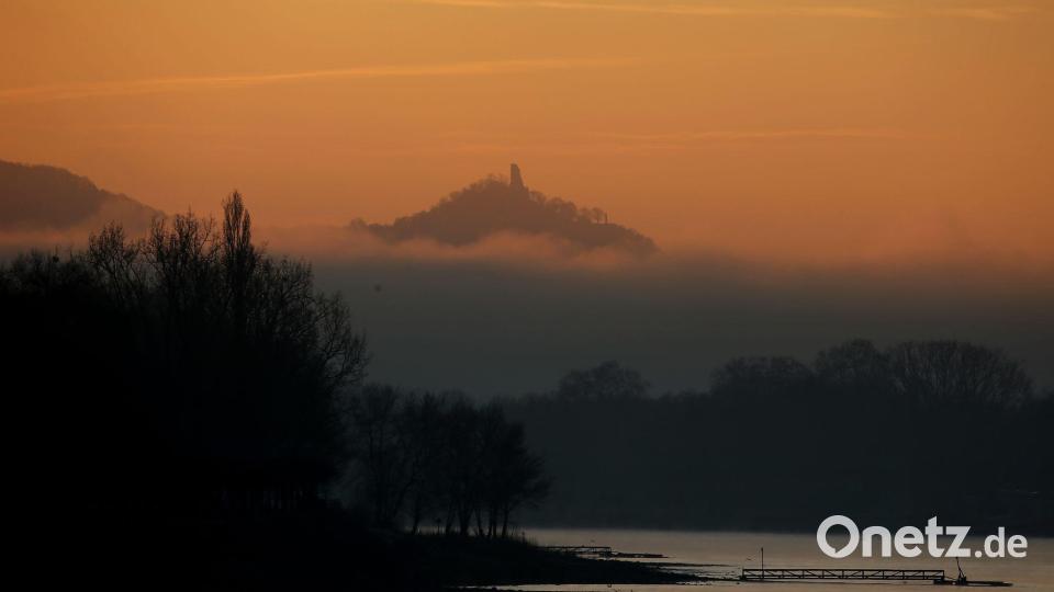 „Westalgie“ bezeichnet eine nostalgische Sehnsucht nach der alten Bundesrepublik - hier der Drachenfels bei Bonn im Morgenlicht. (Archivbild) Bild: Oliver Berg/dpa
