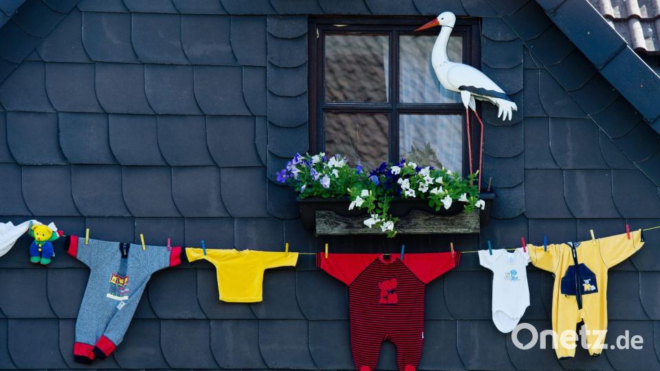 Wer ein Kind bekommt, hat oft erstmal keinen Kopf für Papierkram. (Archivbild) Bild: picture alliance / dpa