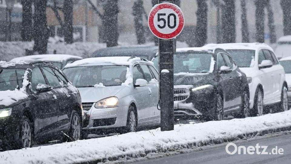 Schneefall sorgte für teils lange Staus. Bild: Sven Hoppe/dpa
