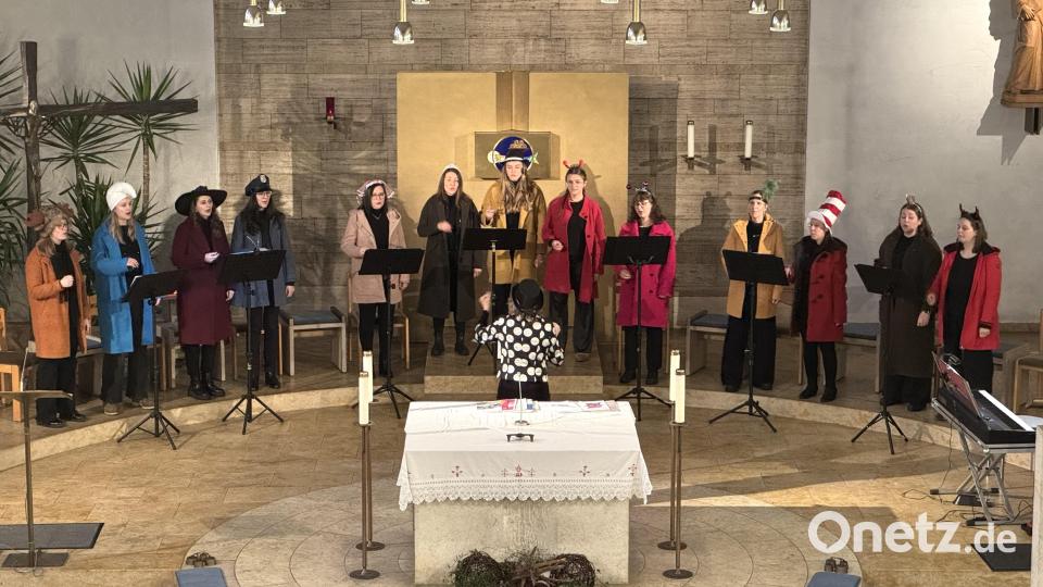 Der 13-köpfige Frauenchor „KuhlVoices“ sorgt am Sonntagnachmittag in der Schwarzenbacher St.-Antonios-Kirche für gute Stimmung. Bild: mgo