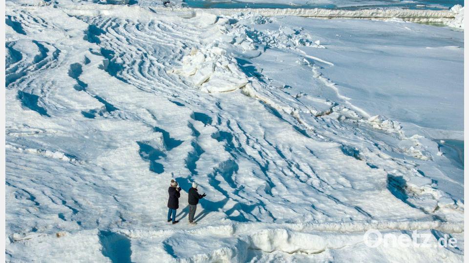 Frost und Schnee verwandelten den Ostseestrand von Usedom in eine Winterlandschaft. Bild: Jens Büttner/dpa