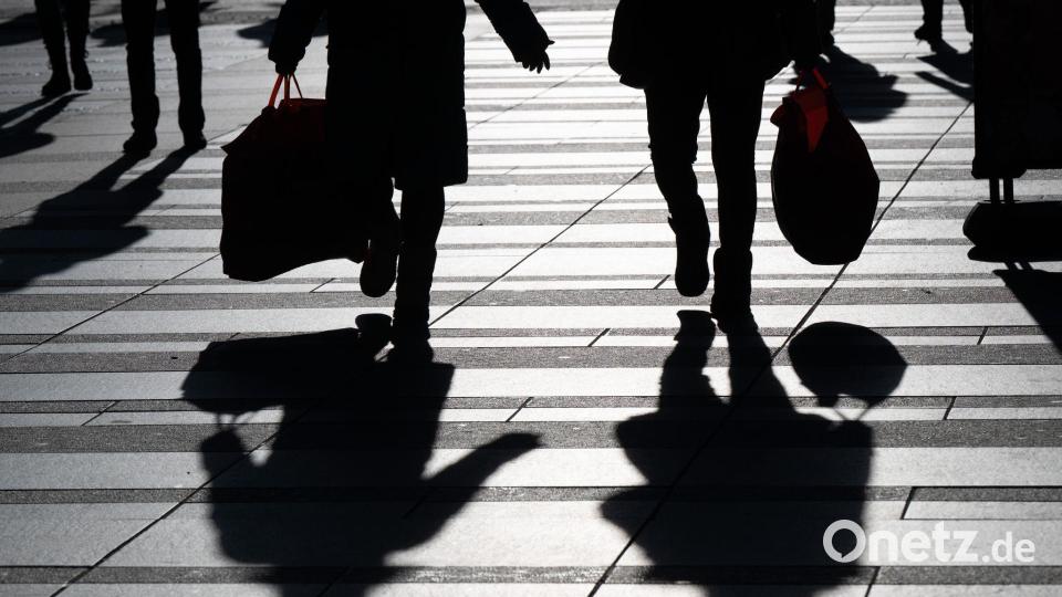 Zum Jahresanfang hat die Kauflaune der Menschen in Deutschland sich aufgehellt, es bleiben aber reichlich Unsicherheiten, die den Konsum bremsen können. (Symbolbild) Bild: Sebastian Kahnert/dpa