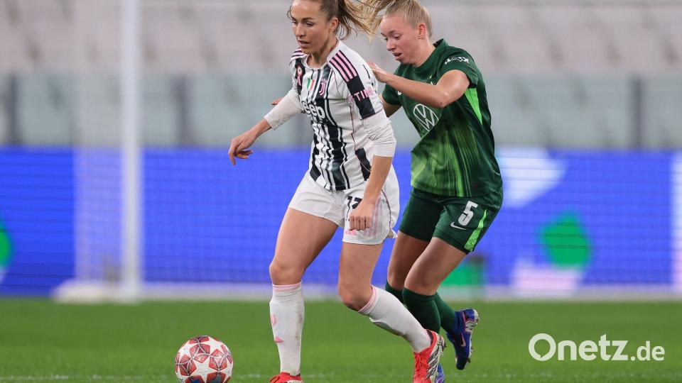 Lia Wälti (l) von Juventus Turin wird von Ella Peddemors vom VfL Wolfsburg verfolgt. Bild: Jonathan Moscrop/CSM via ZUMA Press Wire/dpa