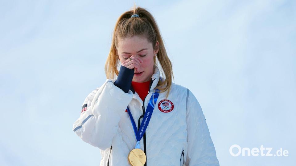 Nach dem Rennen war Mikaela Shiffrin in Gedanken bei ihrem verstorbenen Vater. Bild: Michael Kappeler/dpa