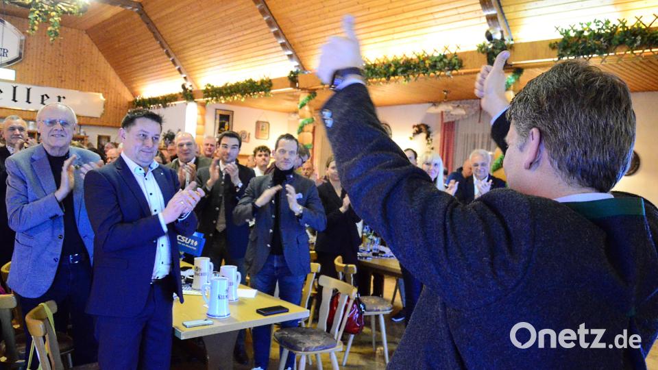 Stehende Ovationen nach der kämpferischen Rede von Benjamin Zeitler beim politischen Aschermittwoch. Bild: Kunz