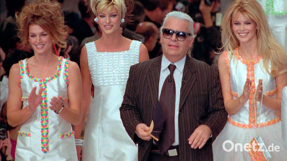 Crawford, Evangelista, Lagerfeld, Schiffer bei der Präsentation einer Sommer-Kollektion für 1996 Bild: Remy De La Mauviniere/AP/dpa