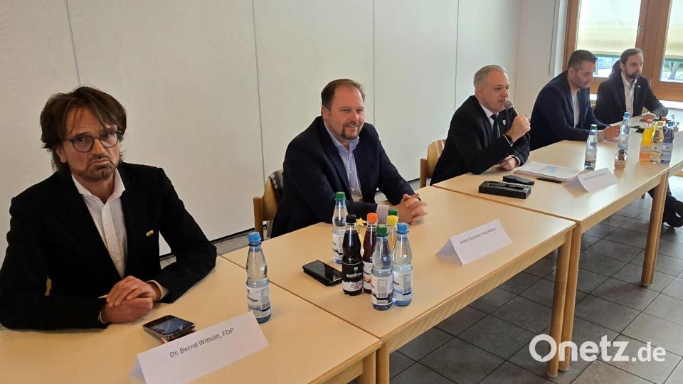 Die Teilnehmer der Podiumsdiskussion (von links): Dr. Bernd Withöft (FDP), Hubert Schicker (Freie Wähler), Landrat Roland Grillmeier (CSU), Muhammet Dal (SPD) und Josef Schmidt (Bündnis 90/Die Grünen). Bild: lnz