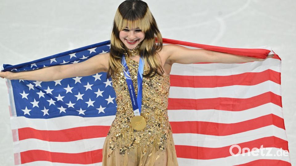 Alysa Liu bejubelt mit der US-Fahne ihre Goldmedaille. Bild: Peter Kneffel/dpa