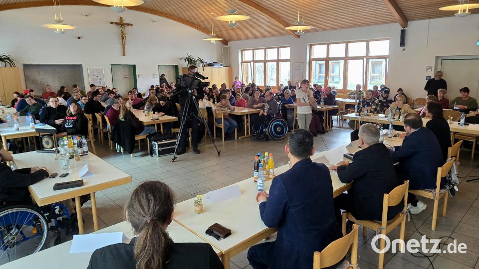 Rund 150 Zuhörerinnen und Zuhörer verfolgten im Saal der Behindertenwerkstätten St. Elisabeth in Mitterteich die Podiumsdiskussion mit fünf Landratskandidaten. Bild: lnz
