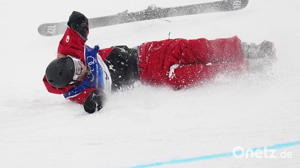 Cassie Sharpe stürzt bei der Landung nach einem Trick. Bild: Gregory Bull/AP/dpa