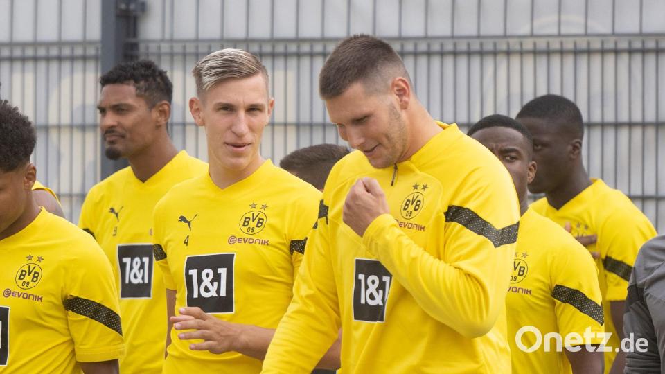 Wie Süle fehlt auch Schlotterbeck (m) weiter. (Archivbild) Bild: Bernd Thissen/dpa