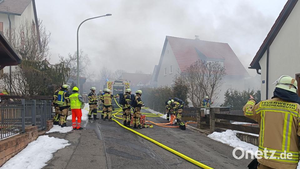 Ein Garagenbrand im Dr.-Hauer-Weg am Donnerstagvormittag erforderte auch den Einsatz von Atemschutzträgern. Bild: nic