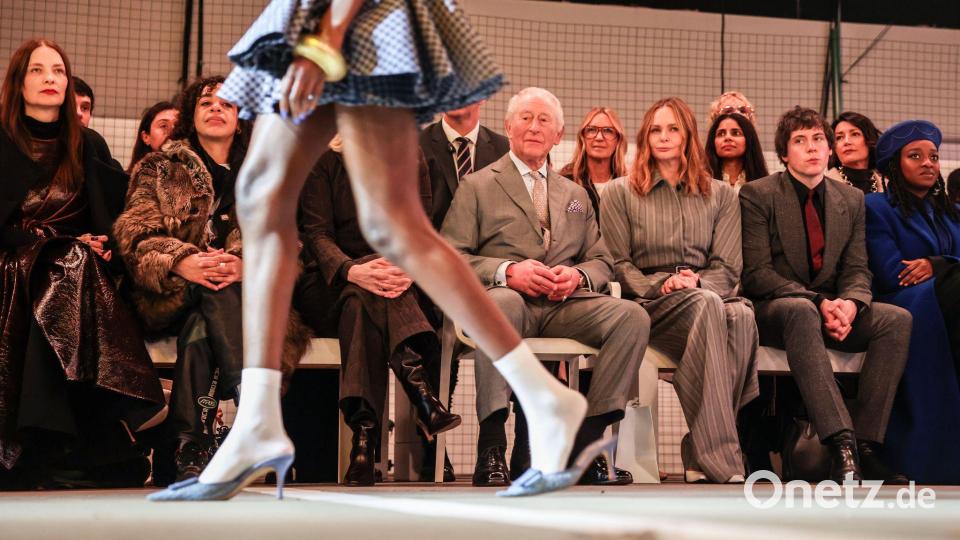 König Charles III. (M) und Stella McCartney (3.v.r.) sitzen in der ersten Reihe bei der Eröffnungsshow des britisch-nigerianischen Designer Tolu Coker auf der Londoner Modewoche 2026 in den 180 Studios. Bild: Richard Pohle/The Times/PA Wire/dpa