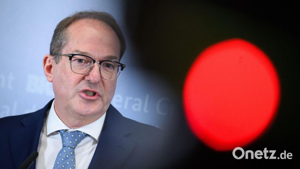 Seit seinem Amtsantritt im Mai 2025 legt Bundesinnenminister Alexander Dobrindt (CSU) den Fokus darauf, dass weniger Asylbewerber nach Deutschland kommen. Ukraine-Flüchtlinge müssen in den EU-Staaten keinen Asylantrag stellen, sondern werden direkt aufgenommen und dürfen arbeiten. (Archivfoto) Bild: Bernd von Jutrczenka/dpa