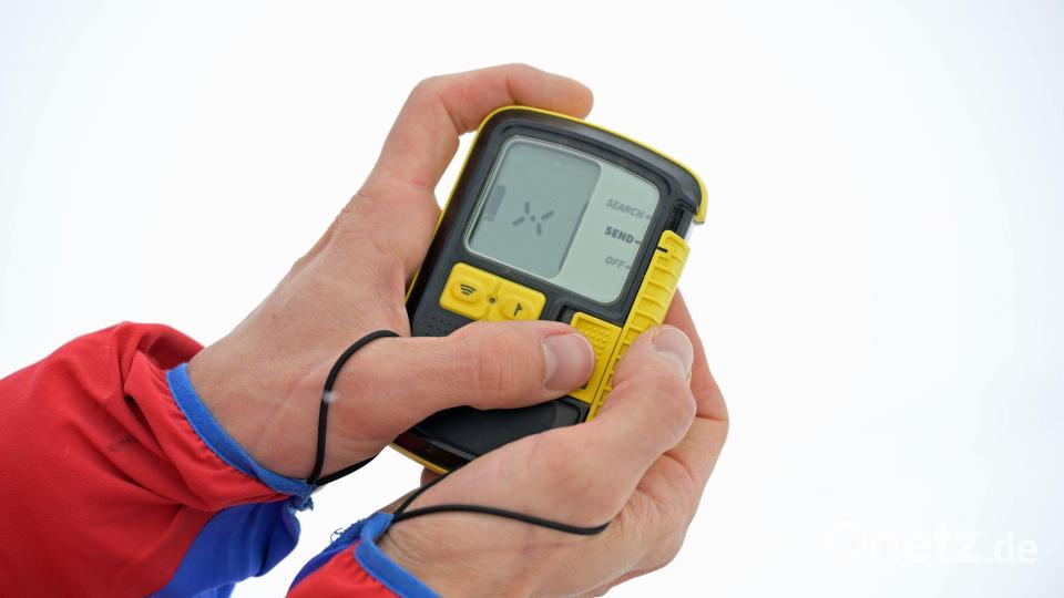 Mit dem Lawinenverschüttetensuchgerät (LVS) können Verschüttete unter dem Schnee geortet werden. (Symbolbild) Bild: Malin Wunderlich/dpa