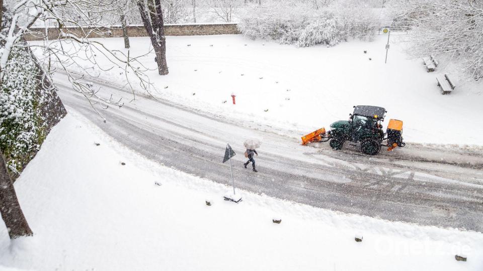 Starker Schneefall sorgte in Unterfranken für Verkehrsbehinderungen. Bild: Pia Bayer/dpa