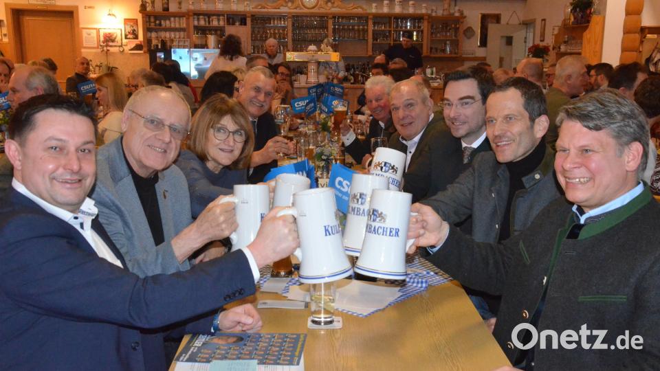 Ein Prosit auf den politischen Aschermittwoch der CSU im Postkellersaal. Bild: Kunz