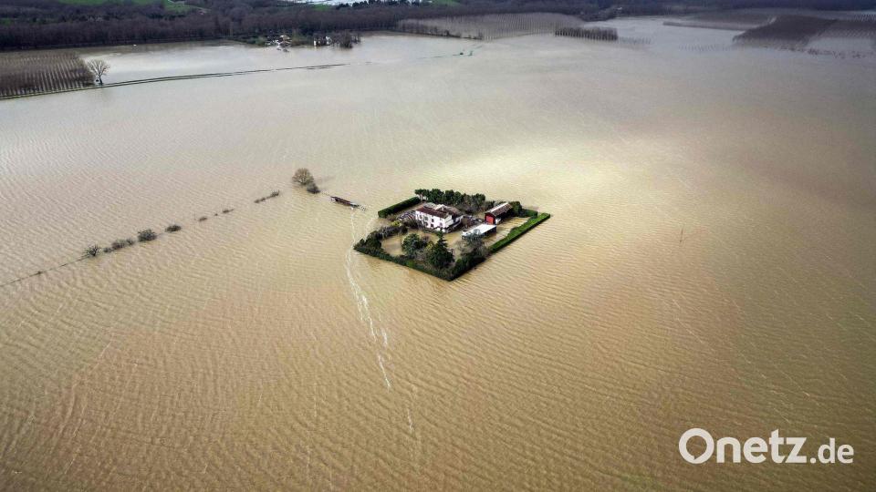 Diese Luftaufnahme zeigt ein isoliertes Haus in dem Dorf Couthures-Sur-Garonne im Südwesten Frankreichs, das von den Fluten der Garonne umspült wird. Bild: Lionel Bonaventure/AFP/dpa