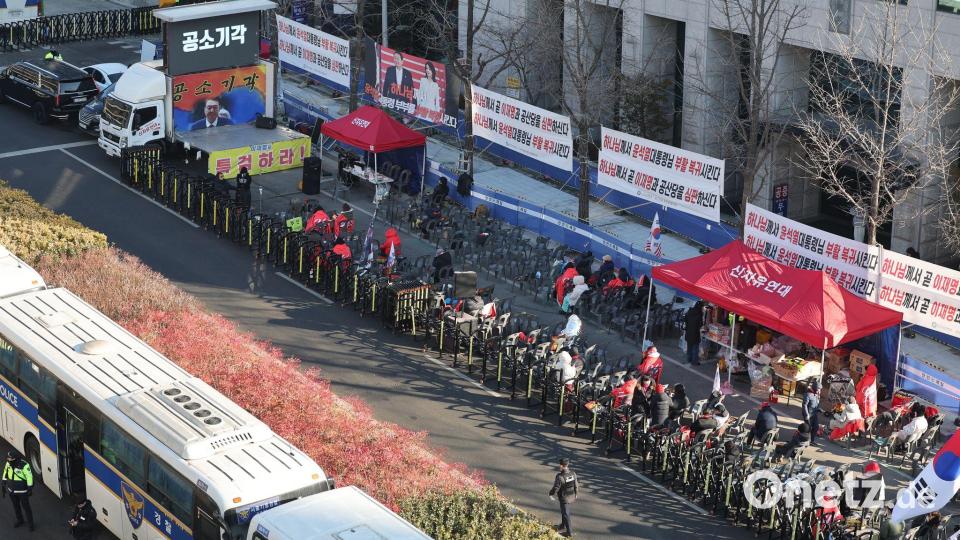 Unterstützer Yoons demonstrierten in der Nähe des Gerichts. Bild: Uncredited/Yonhap/dpa