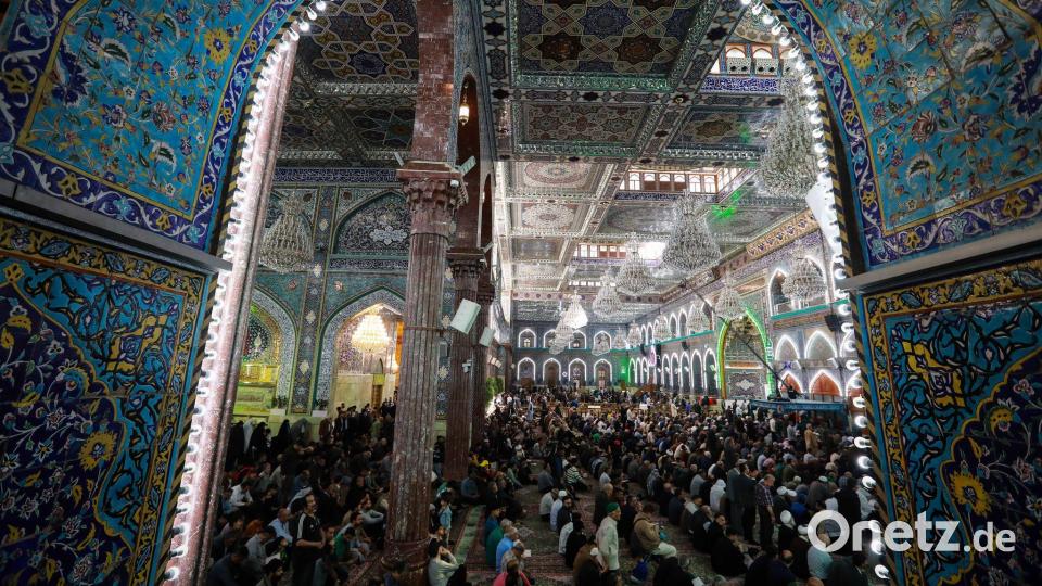 Schiitische Muslime verrichten ihre Gebete am Schrein von Imam Hussein in Karbala im Irak. Bild: Ameer Al-Mohammedawi/dpa