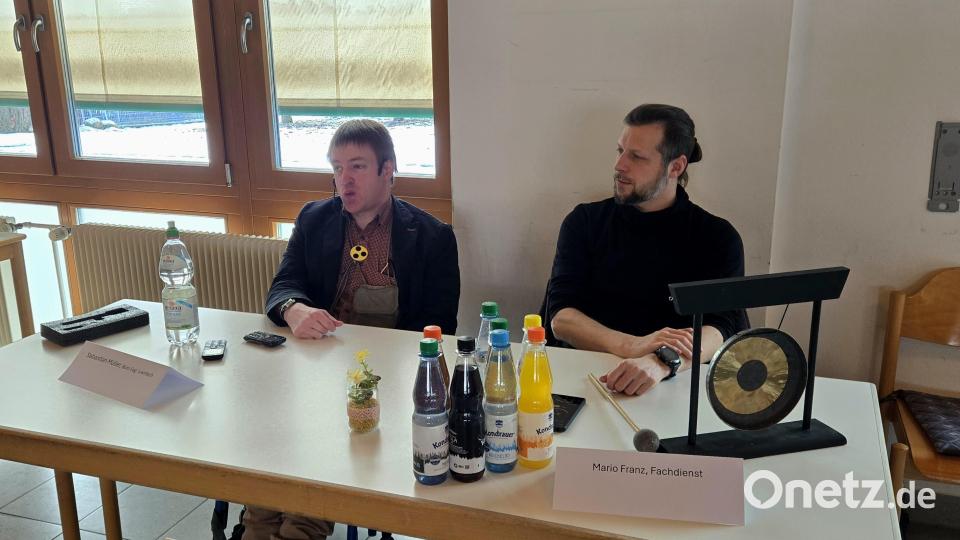 Sebastian Müller (links), der Leiter des KJF-Büros für Leichte Sprache, erklärte zahlreiche Begriffe, die während der Diskussion fielen. Mit im Bild Mario Franz vom Fachdienst für Leichte Sprache. Bild: lnz