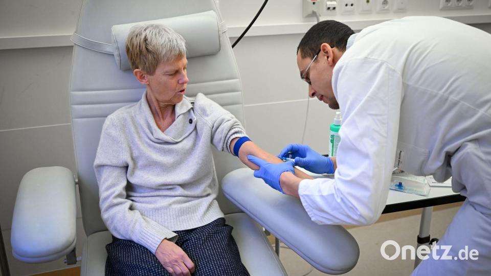 Bei Lecanemab ist alle zwei Wochen eine Infusion nötig, bei Donanemab alle vier Wochen. (Illustration) Bild: Jens Kalaene/dpa