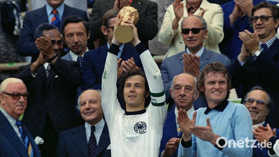 Die alte Bundesrepublik war nach den USA und Japan die größte Wirtschaftsmacht der Welt - und auch als Sportnation erfolgreich: 1974 gewann die Elf von Franz Beckenbauer die Fußball-WM. (Archivbild) Bild: Uncredited/AP/dpa