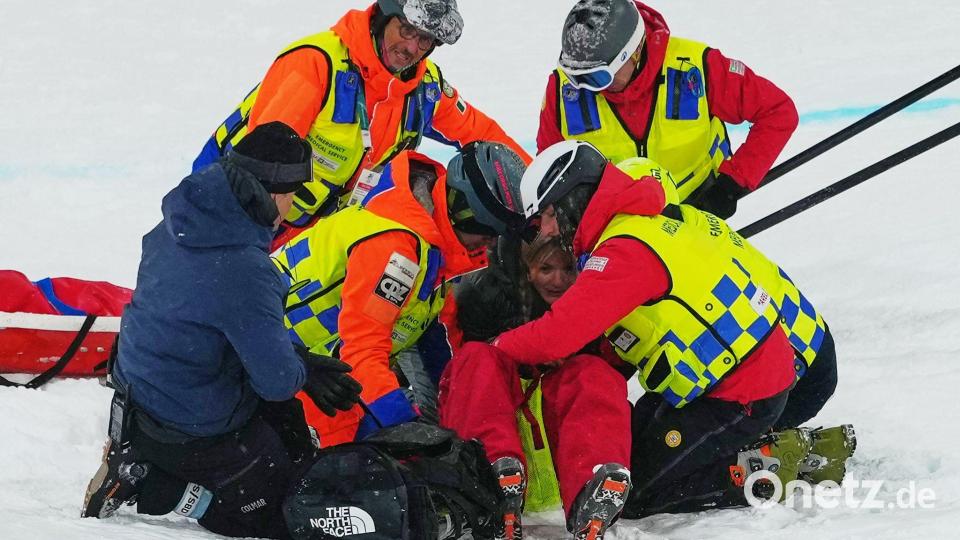 Cassie Sharpe wird nach ihrem Sturz behandelt. Bild: Julia Demaree Nikhinson/AP/dpa