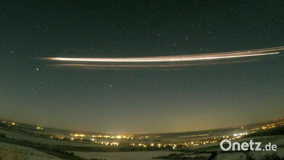 Ein Teil der Rakete Falcon 9 tritt am 19. Februar 2025 in die Atmosphäre ein. Bild: Gerd Baumgarten/Nature/dpa