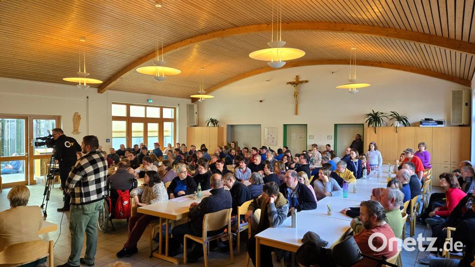 Rund 150 Zuhörerinnen und Zuhörer verfolgten im Saal der Behindertenwerkstätten St. Elisabeth in Mitterteich die Podiumsdiskussion mit fünf Landratskandidaten. Bild: lnz