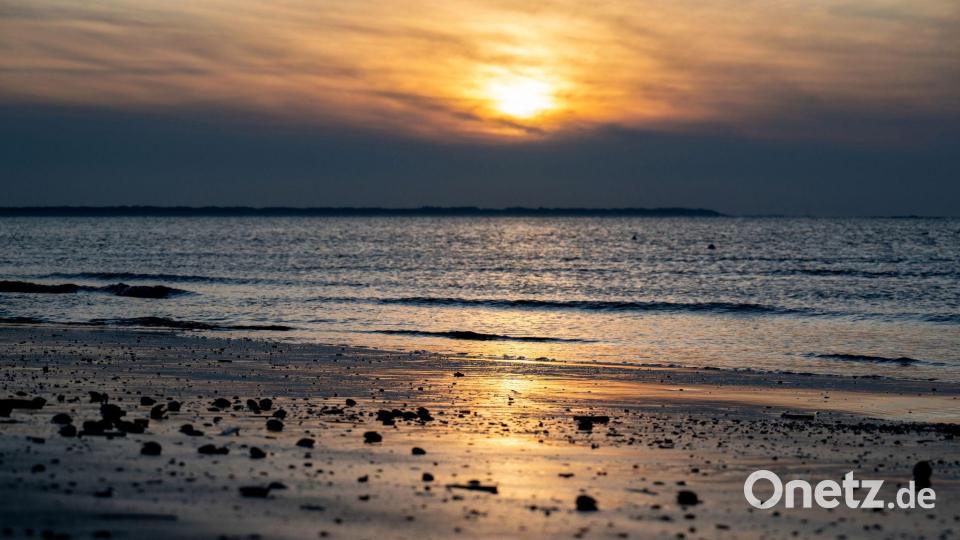 Die Sonne geht am Strand der Insel Langeoog über der Nordsee unter. Bild: Hauke-Christian Dittrich/dpa