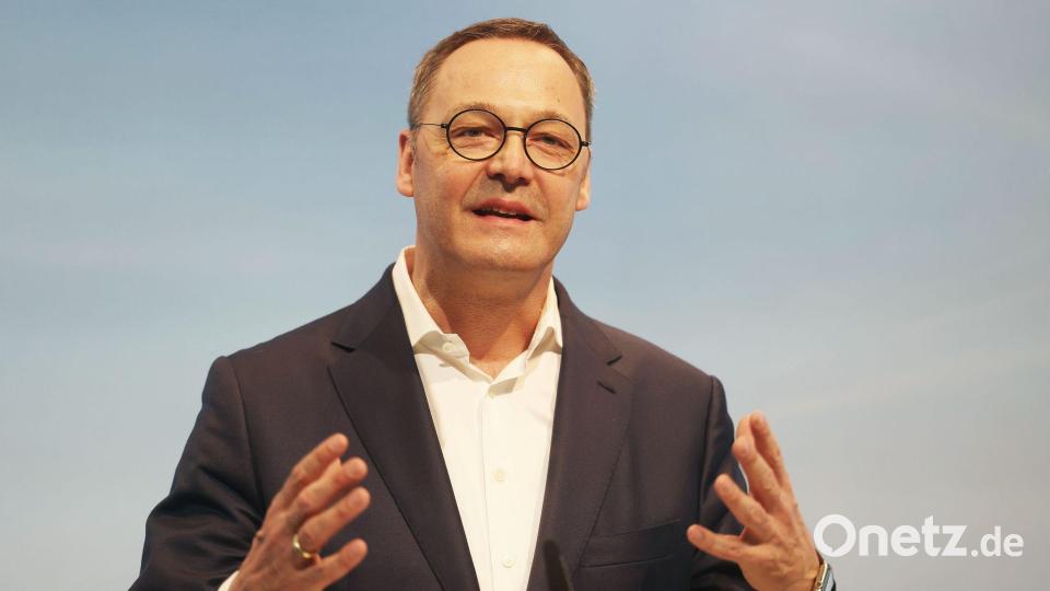 Der frühere Stahlmanager Bernhard Osburg hat inzwischen bei DB Cargo das Sagen und will die Kehrtwende schaffen. (Archivbild) Bild: Oliver Berg/dpa