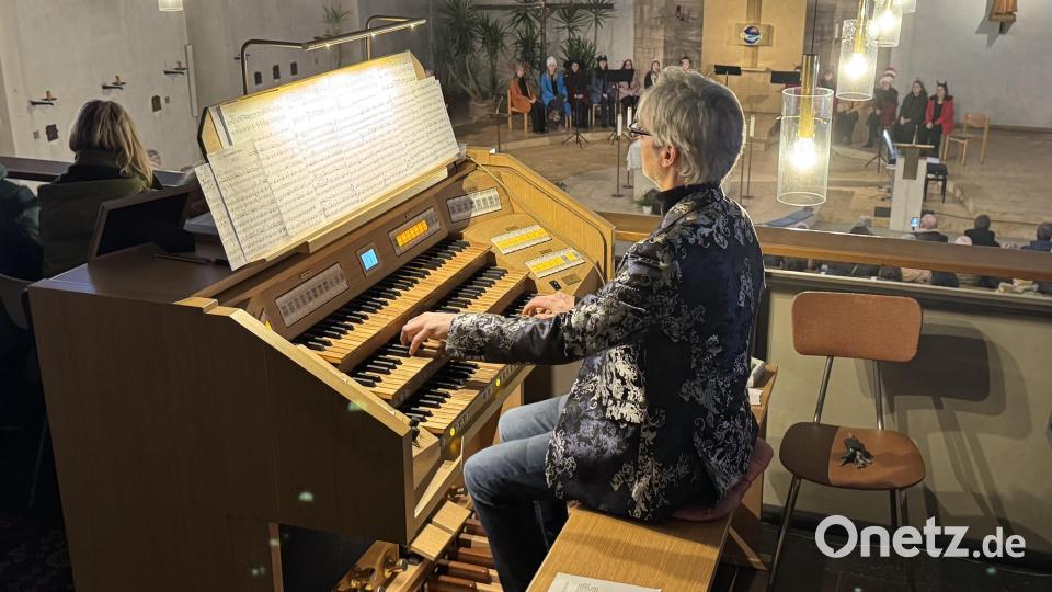 Begleitet werden die Sängerinnen vom Organisten Horst Plößner nicht nur am E-Piano, er spielt auch virtuos Solo-Stücke auf der Kirchen-Orgel. Bild: mgo