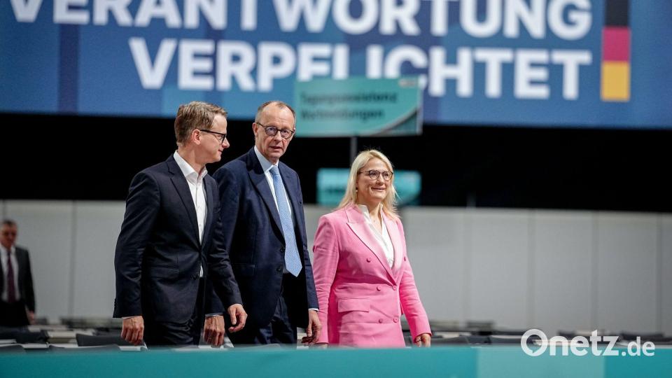 Vor dem CDU-Delegiertentreffen in Stuttgart schauen sich Kanzler und Parteichef Friedrich Merz, Generalsekretär Carsten Linnemann und dessen Stellvertreterin Christina Stumpp die Parteitagshalle an. Bild: Kay Nietfeld/dpa