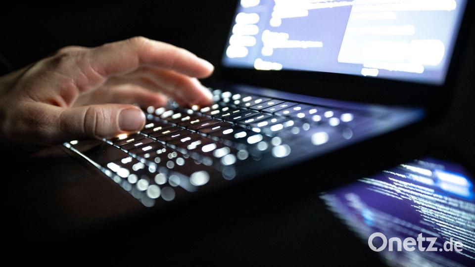 Bei DDoS-Angriffen wird eine Website oder ein Online-Dienst durch sehr viele gleichzeitige Anfragen überlastet, so dass er für normale Nutzer nicht mehr erreichbar ist. (Symbolbild) Bild: Philip Dulian/dpa