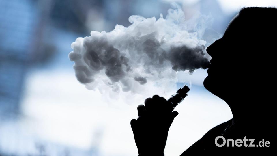 Hat diese Vaperin gerade einen der 13 umstrittenen Inhaltsstoffe inhaliert? Die Wahrscheinlichkeit ist hoch. (Symbolbild) Bild: Silas Stein/dpa