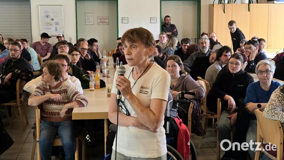 Den Großteil der Moderation übernahm Erika Stelzl, Bezirksvorsitzende der Werkstatträte der Katholischen Jugendfürsorge (KJF) der Diözese Regensburg. Sie hakte immer wieder nach und rang den Kandidaten einige Versprechen ab. Bild: lnz