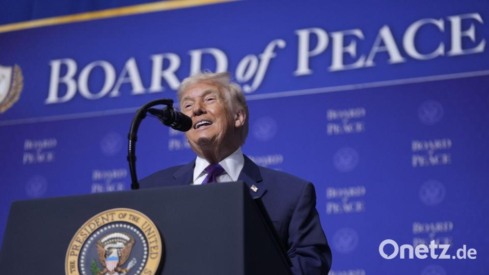 Der umstrittene Friedensrat ist ganz auf ihn zugeschnitten: US-Präsident Donald Trump hat den Vorsitz inne. (Archivbild) Bild: Mark Schiefelbein/AP/dpa