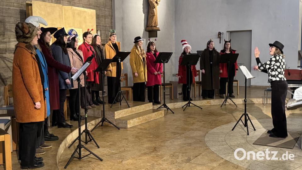 Ob als Schlumpf, Hexe oder Teufelchen: Passend zur „Fünften Jahreszeit“ trumpfte das Gesangs-Ensemble nicht nur stimmlich, sondern auch outfit-technisch auf. Bild: mgo