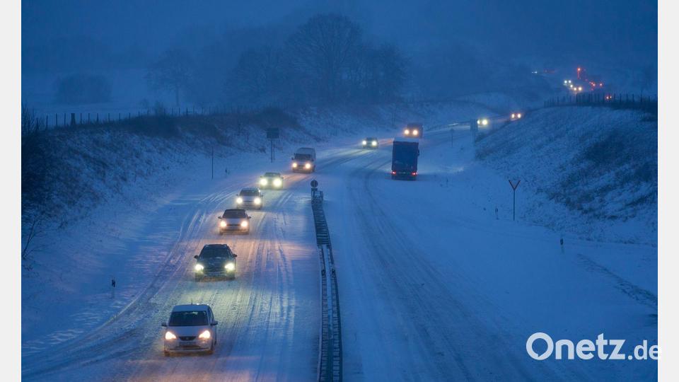 Der Winter ist zurück: Autos fahren auf einer verschneiten Straße in Fahrtrichtung Rennerod in Rheinland-Pfalz. Bild: Sascha Ditscher/dpa