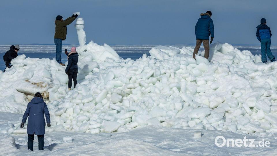 Strömung und Wind treiben das Eis der Ostsee an den Strand vor Zempin auf Usedom. Bild: Jens Büttner/dpa