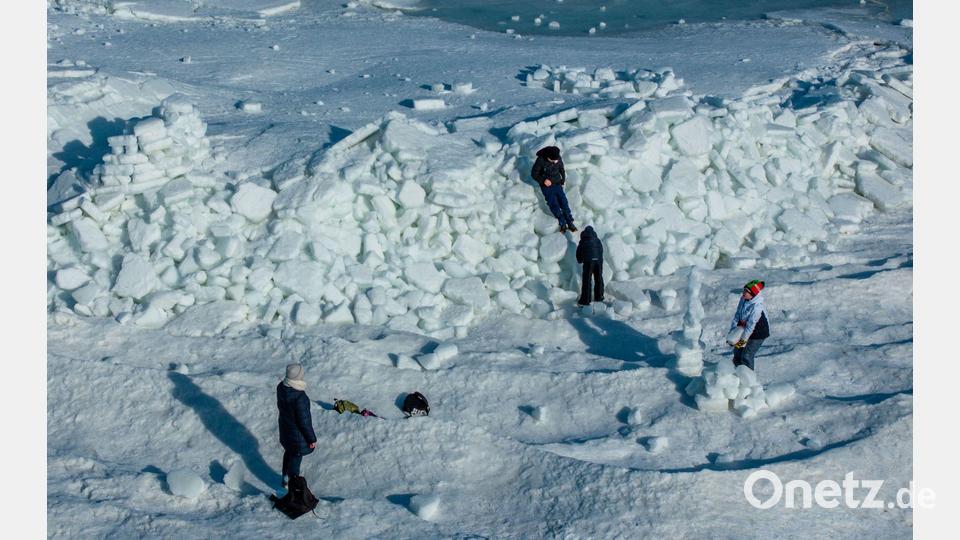 Meterhoch türmen sich Eisbrocken am Strand von Usedom auf. Bild: Jens Büttner/dpa