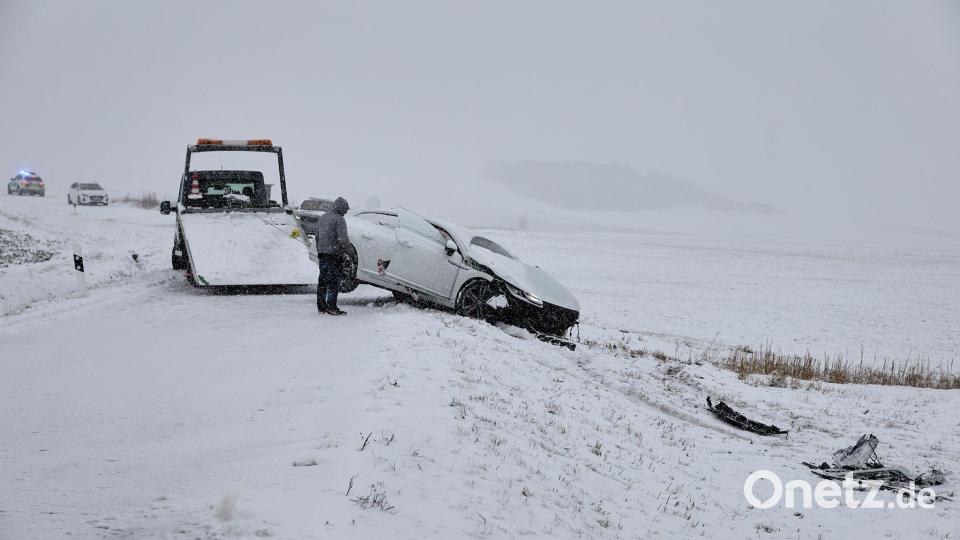 Vielerorts kamen Autofahrer von der Straße ab. Bild: Tizian Gerbing/dpa