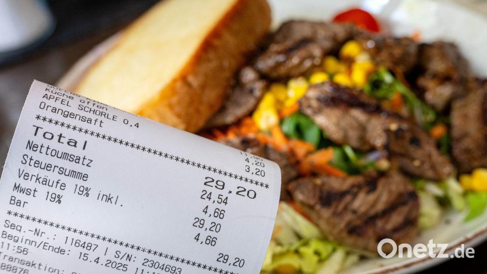 Die Mehrwertsteuer auf Speisen in der Gastronomie ist zum Jahreswechsel gesunken. (Symbolbild) Bild: Sina Schuldt/dpa