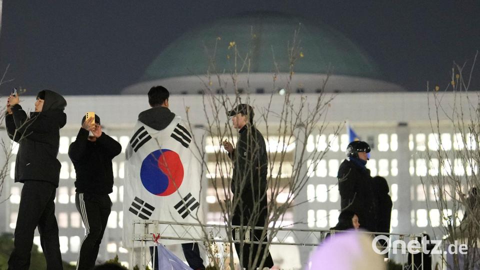 Viele Südkoreaner zogen aus Sorge um ihre Demokratie für Demonstrationen auf die Straße. (Archivbild) Bild: Lee Jin-man/AP/dpa