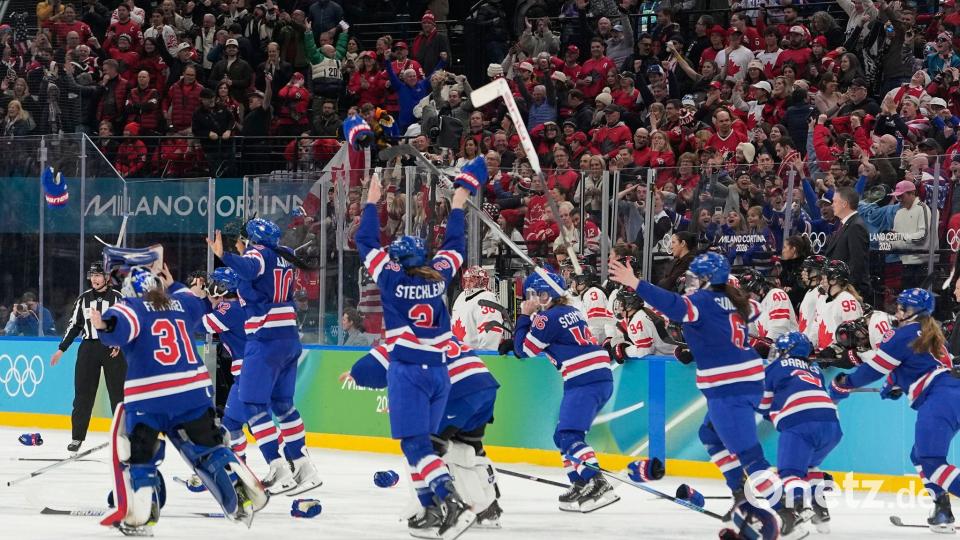 Die US-Spielerinnen feiern Olympia-Gold und Hilary Knight. Bild: Hassan Ammar/AP/dpa