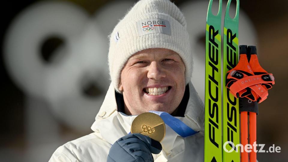 Johannes Dale-Skjevdal (Norwegen) freut sich bei der Siegerehrung über die Goldmedaille. Es war das 17. Gold für Norwegen bei diesen Winterspielen. Bild: Hendrik Schmidt/dpa